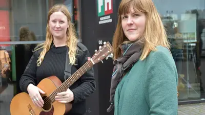 Syngende protest mod dagpengeforringelser