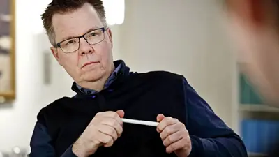 Tag hånden fra munden